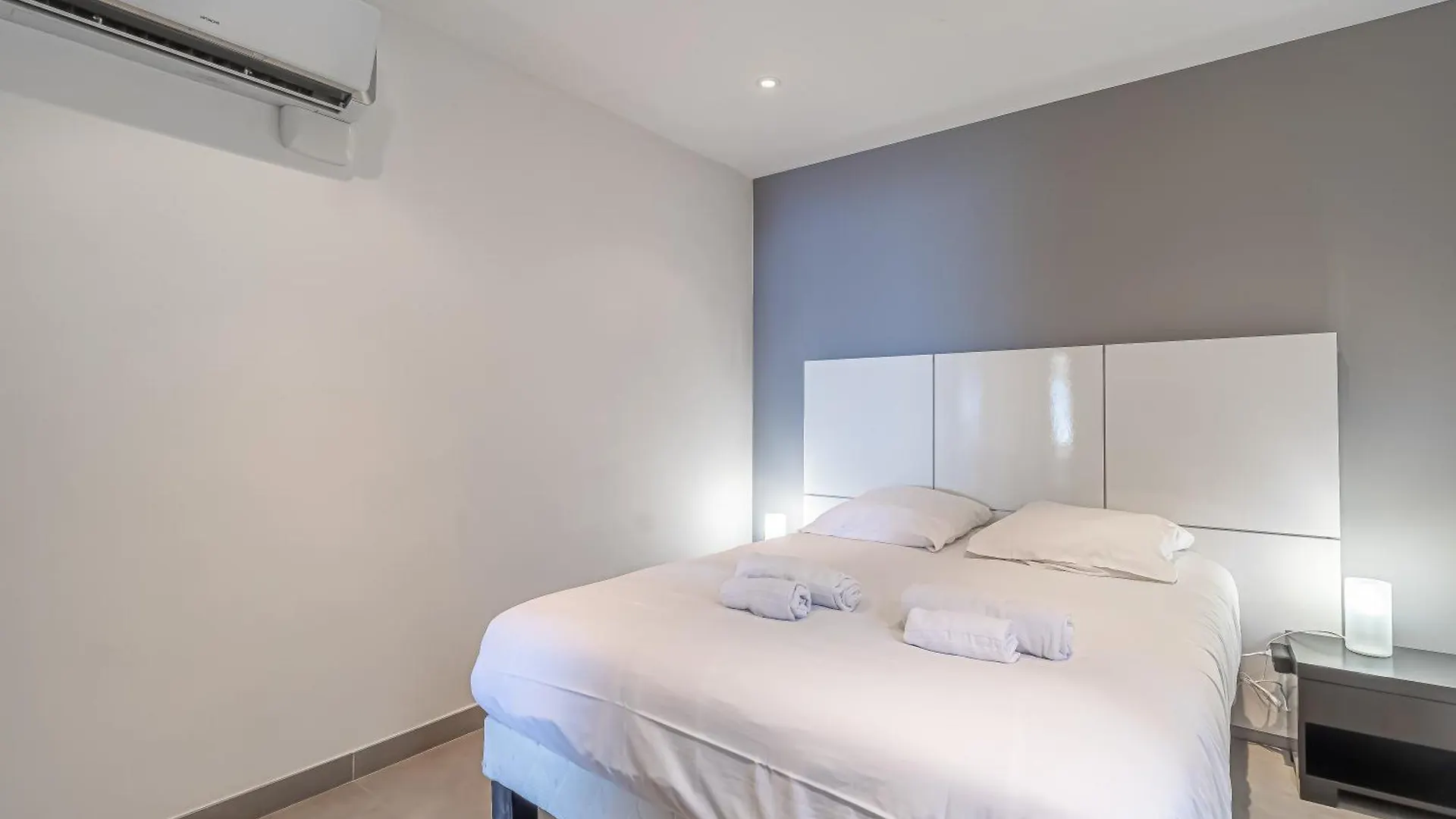 1 Room Apartment With Splendid View Of Monaco 보솔레이